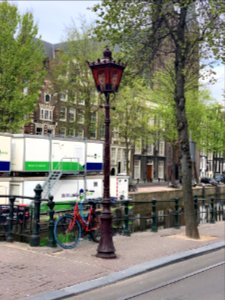 Lantaarnpaal met afbeelding van Willem Alexander op het Singel foto 1