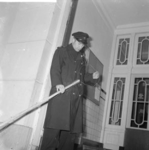 Lange stokken voor politie te Amsterdam, tegen de hondsdolheid, Bestanddeelnr 914-4107