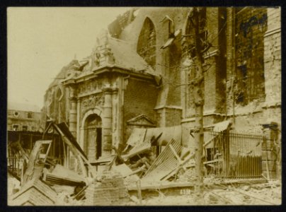 Langsam sinkt Frankreich in Trümmer. Die Kathedrale von Bailleul in Englischen F, Bestanddeelnr 158-0491