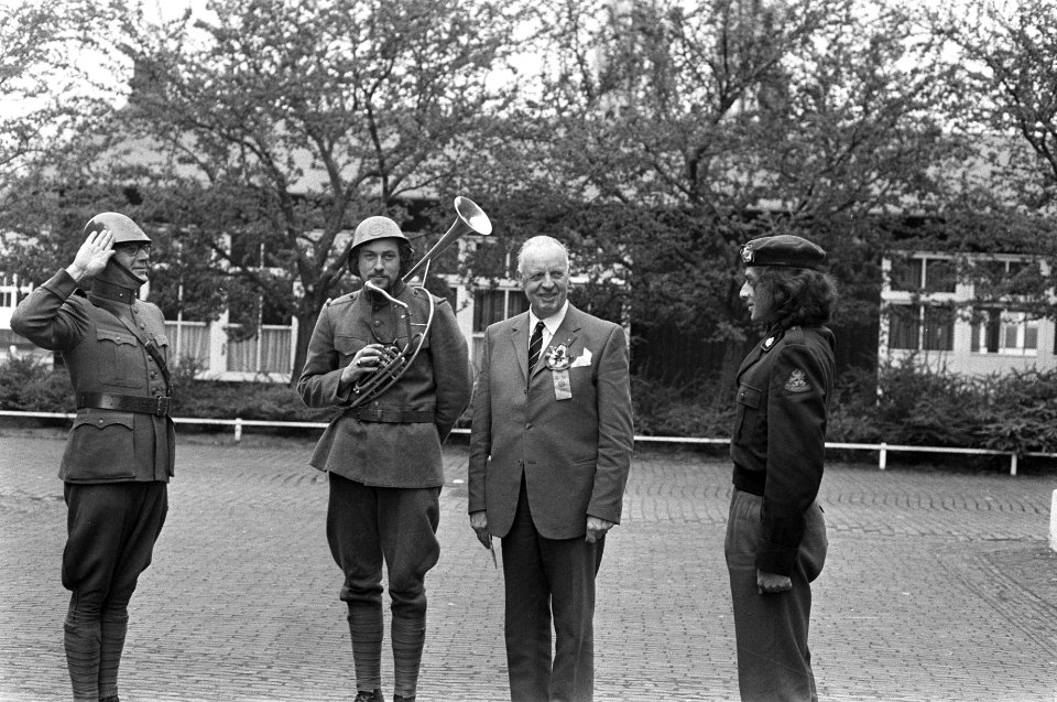 Langharige soldaat in de houding voor oud kapitein Crommelin (derde van links), Bestanddeelnr 925-5488