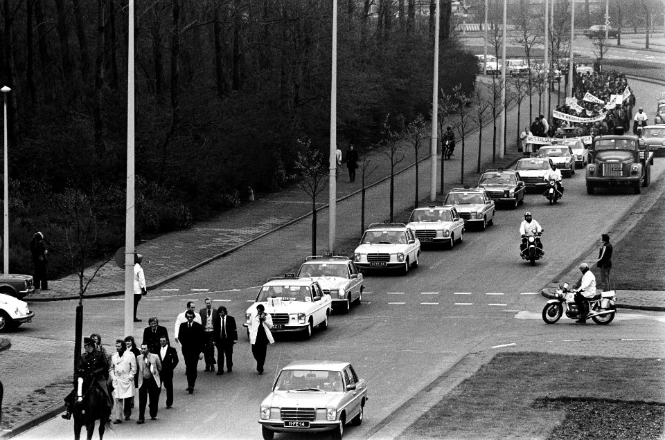 Lange rij taxi's op weg naar het Binnenhof, Bestanddeelnr 927-8974