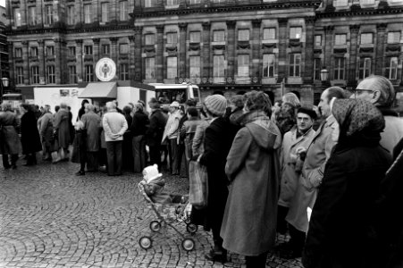 Lange rij wachtenden voor de kinderpostzegelkiosk op de Dam te Amsterdam, Bestanddeelnr 930-5375