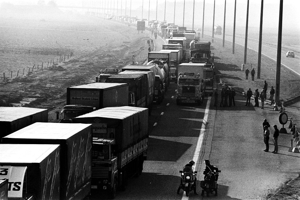 Lange rij vrachtauto's bij grenspost Meer in België, Bestanddeelnr 932-7605