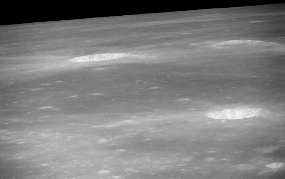 Lansberg B and D craters AS14-69-9616