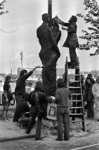 Lantaarnpaal tot beeld gemaakt door Slavomir Miletic, ivm woonbootbewoners zo, Bestanddeelnr 928-1998
