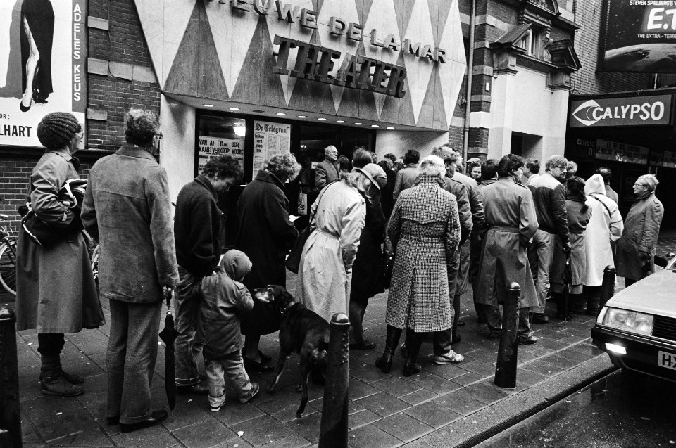 Lange rij wachtenden voor de verkoop van kaartjes voor de voorstelling van Wim K, Bestanddeelnr 932-4435