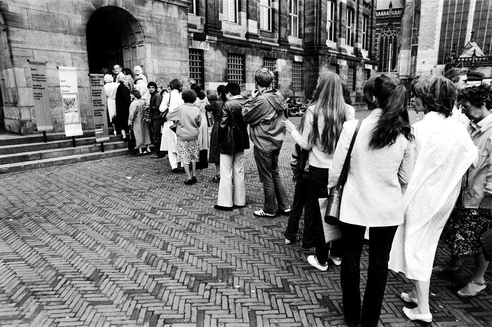 Lange rij wachtenden voor het paleis, Bestanddeelnr 930-3608