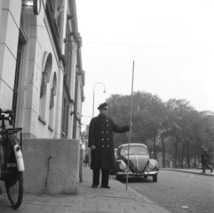Lange stokken voor politie te Amsterdam, tegen de hondsdolheid, Bestanddeelnr 914-4109