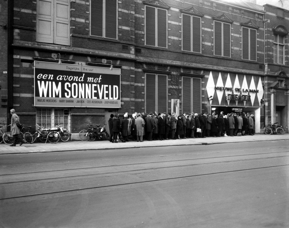 Lange rijen wachtende mensen voor de La Mar theater voor een avondje Wim Sonneve, Bestanddeelnr 915-9470
