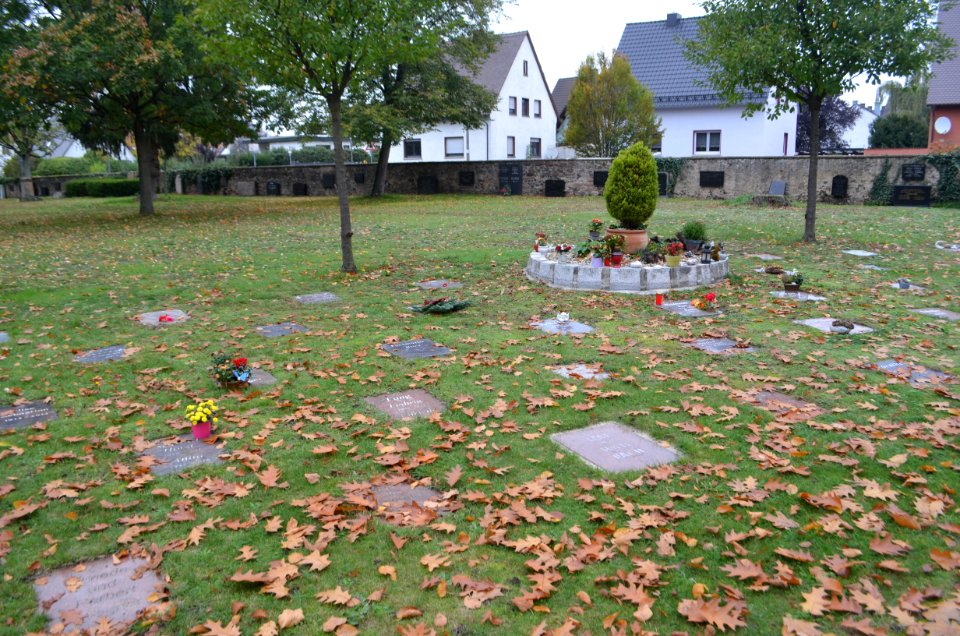 Langendiebach, Alter Friedhof, Rasengräber