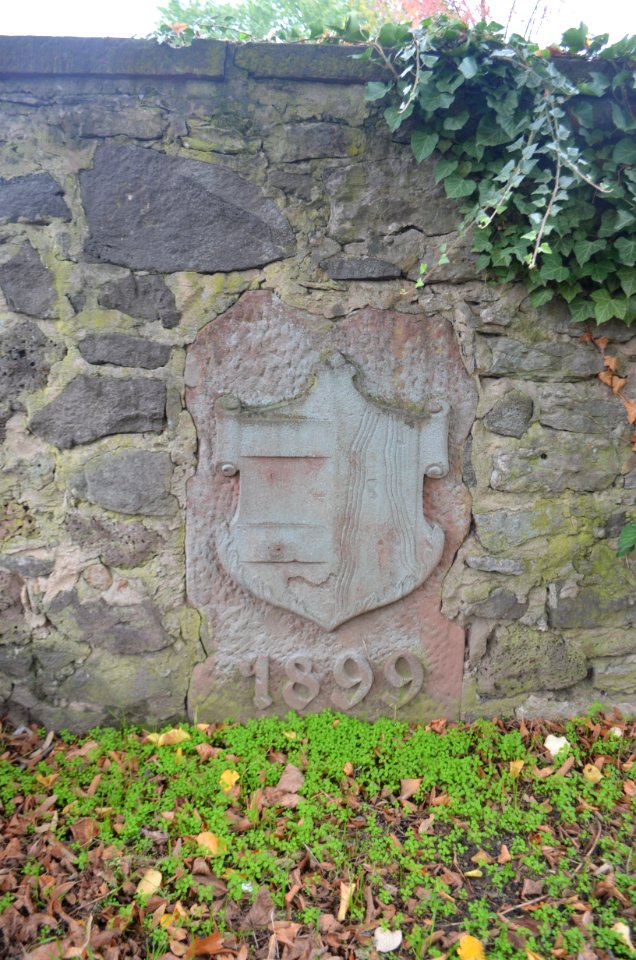 Langendiebach, Alter Friedhof, Wappenstein 1899