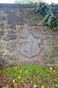 Langendiebach, Alter Friedhof, Wappenstein 1899