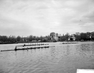 Langeafstandskampioen voor dames op de Amstel, De VlietII (voorgrond) passeert M, Bestanddeelnr 910-3239