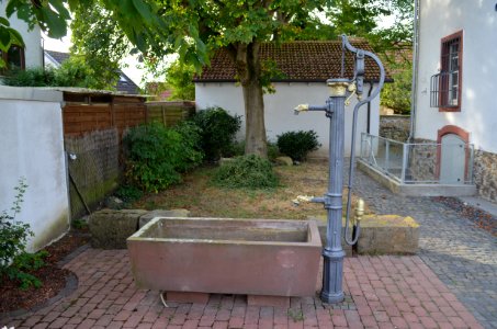 Langenhain, Ehemalige Oberförsterei, Brunnen