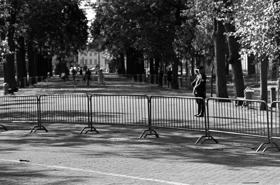 Lange Voorhout (bij Spaanse Ambassade ) in Den Haag door politie afgesloten met , Bestanddeelnr 928-1761