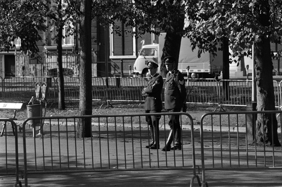 Lange Voorhout (bij Spaanse Ambassade ) in Den Haag door politie afgesloten, Bestanddeelnr 928-1760