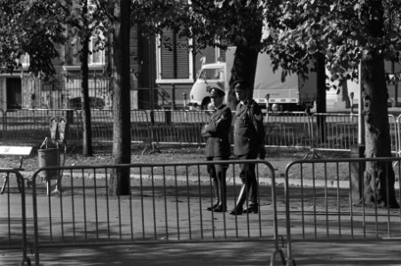 Lange Voorhout (bij Spaanse Ambassade ) in Den Haag door politie afgesloten, Bestanddeelnr 928-1760