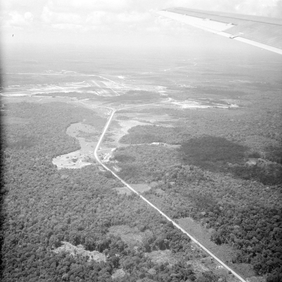 Landschap met wegen gezien vanuit een vliegtuig, Bestanddeelnr 252-2671