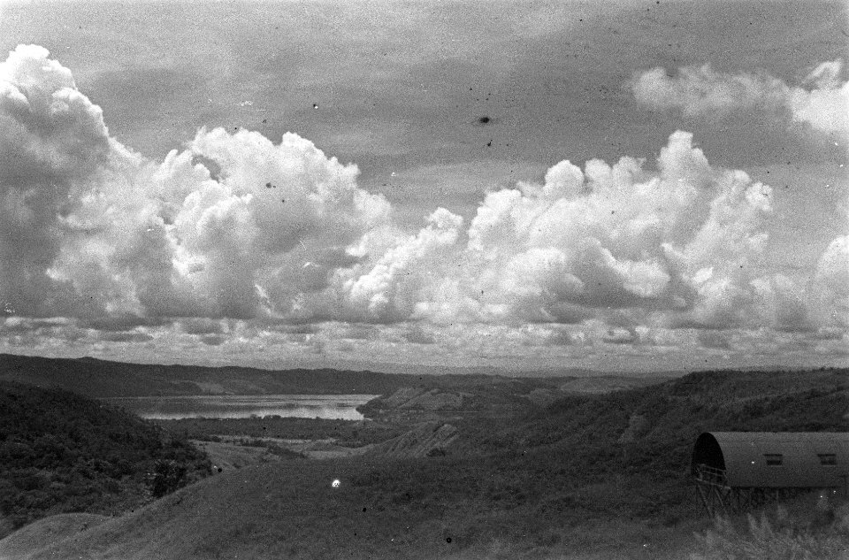 Landschap met wolkenhemel Rechts een quonsetloods, Bestanddeelnr 5793