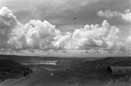 Landschap met wolkenhemel Rechts een quonsetloods, Bestanddeelnr 5793