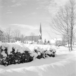 Landweg en St Laurentiuskerk in Rottach-Egern in de sneeuw, Bestanddeelnr 254-3771