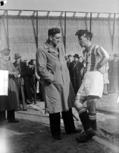Landskampioenschap. VSV-Heerenveen 1-4. Abe Lenstra spreekt met Piet Kraak (als , Bestanddeelnr 903-2858)