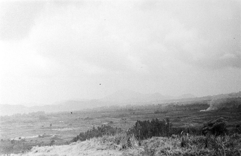 Landschap rechts is een rookwolk te zien, Bestanddeelnr 57-3-1