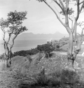 Landschap Zicht vanaf een hoge positie over zee Aan de overkant een eiland, Bestanddeelnr 15448