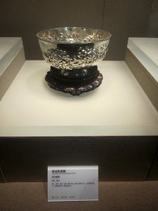Large Bowl with Chrysanthemum Pattern, the late Qing Dynasty, Changsha Museum