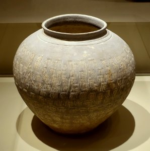 Large storage jar, Zhejiang province, China, Warring States period, 475-221 BC, stoneware with impressed comb decoration - Portland Art Museum - Portland, Oregon - DSC08400