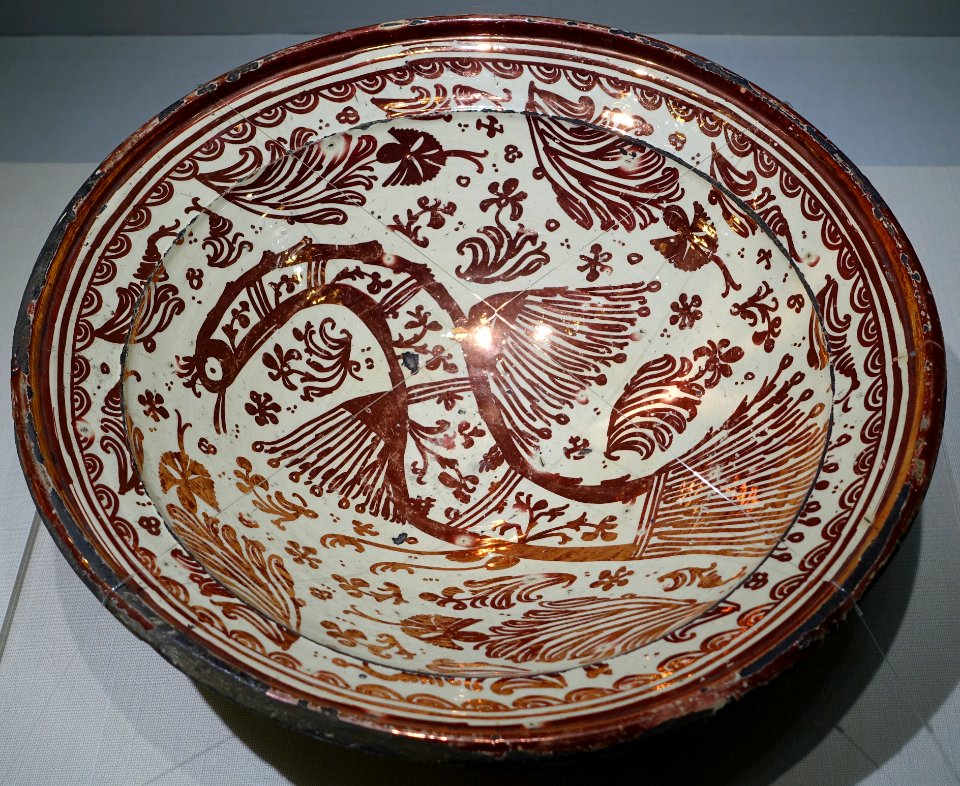 Large bowl with bird design, Spain, Manises, 16th century AD, Hispano-Moresque lusterware pottery - Matsuoka Museum of Art - Tokyo, Japan - DSC07351