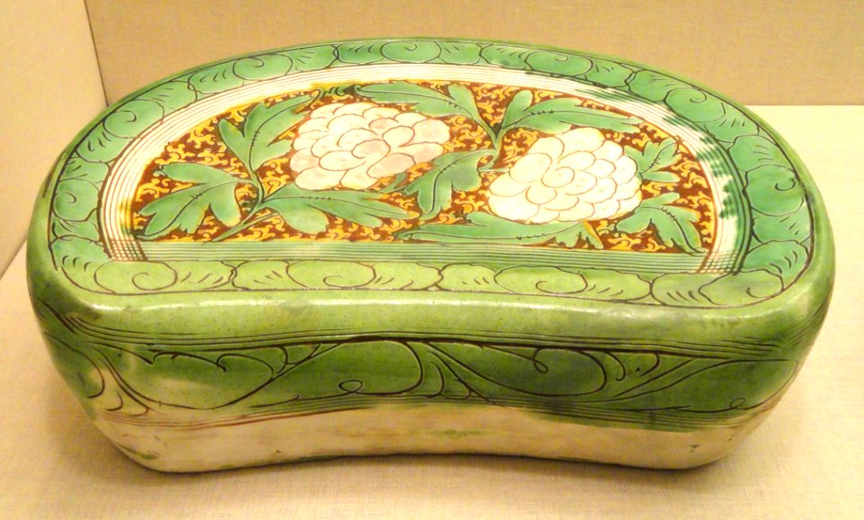 Large Bean-Shaped Pillow, Jin Dynasty, China, cizhou-type ware, earthenware with green and amber-yellow glazes and carved and incised peony scroll - Art Institute of Chicago - DSC00280