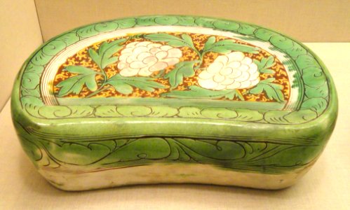 Large Bean-Shaped Pillow, Jin Dynasty, China, cizhou-type ware, earthenware with green and amber-yellow glazes and carved and incised peony scroll - Art Institute of Chicago - DSC00280