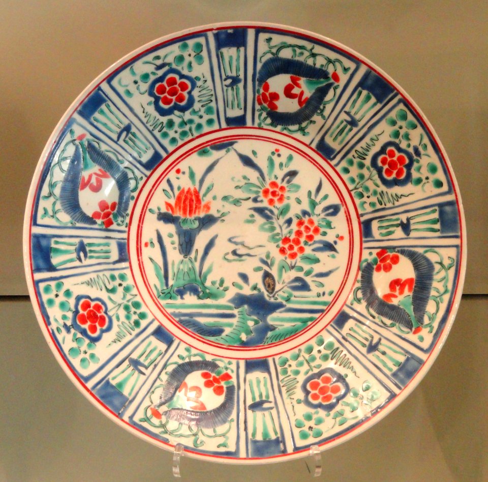 Large Export Dish, c. 1660-1670, Arita, hard-paste porcelain with overglaze enamels - Gardiner Museum, Toronto - DSC00434