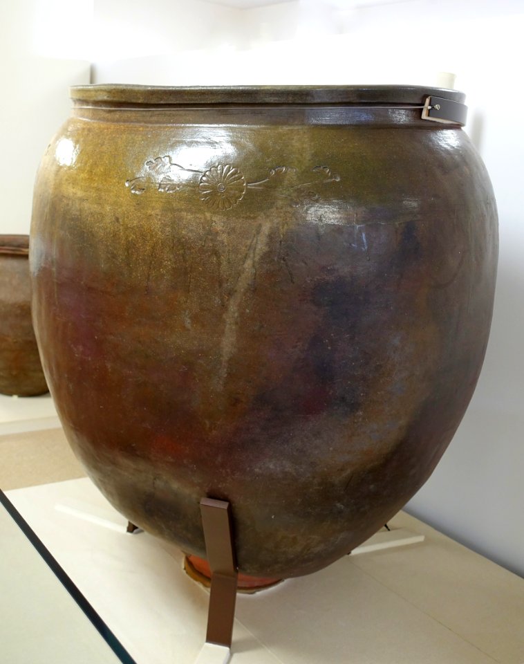 Large jar, Tokoname ware, Edo period, 1700s AD, ceramic - Hakone Museum of Art - Hakone, Kanagawa, Japan - DSC08191