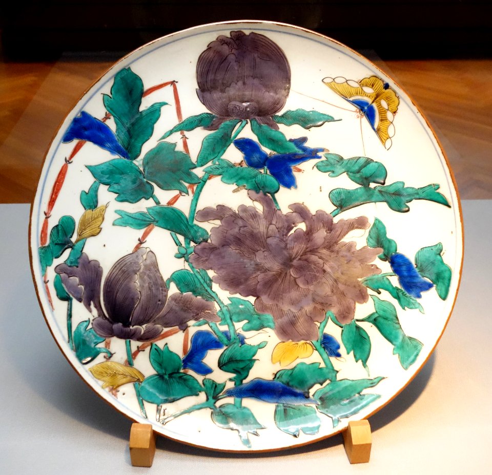 Large Dish, Imari ware, Kokutani gosai-de type, Edo period, 17th century, butterfly and peony design on overglaze enamel - Tokyo National Museum - DSC05296