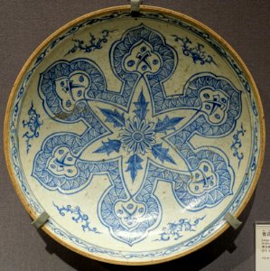 Large dish with arabesque design, Vietnam, 1400s AD, ceramic, underglaze blue - Tokyo National Museum - Tokyo, Japan - DSC08810