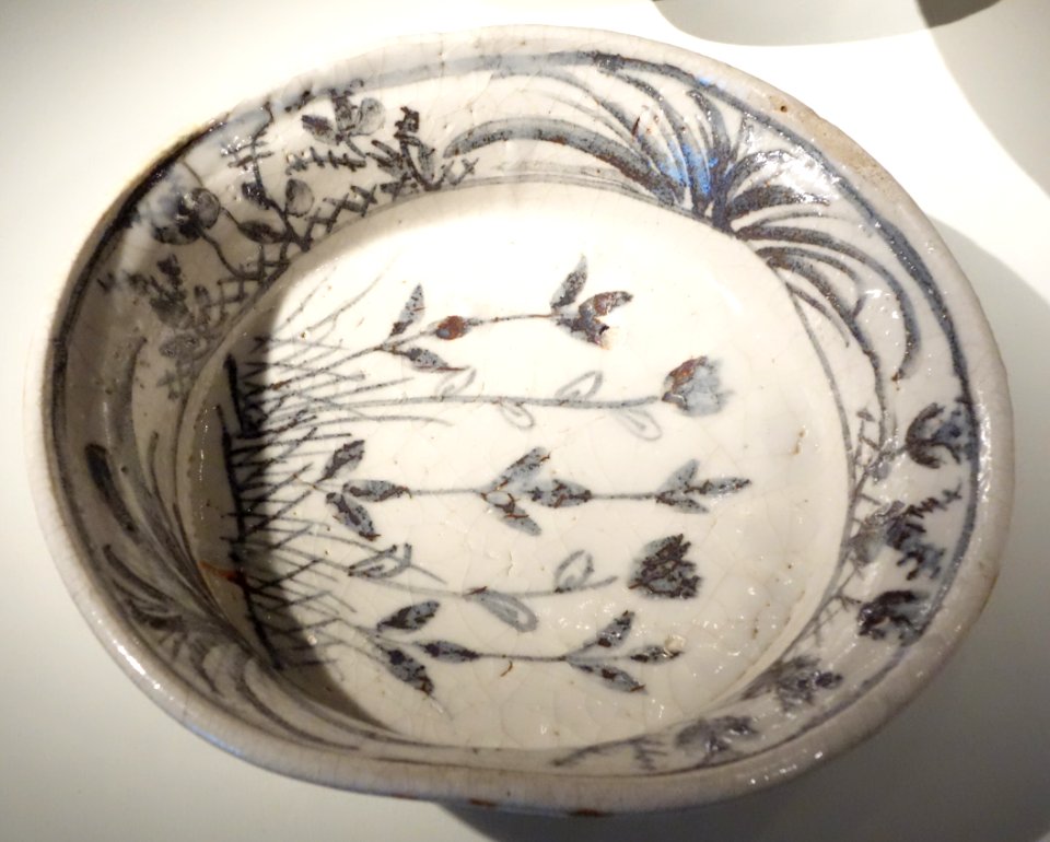 Large dish with plant design, Japan, Mino region, Gifu, approx. 1573-1615 AD, E-Shino ware, stoneware with iron-oxide decoraton under feldspathic glaze - Asian Art Museum of San Francisco - DSC01502