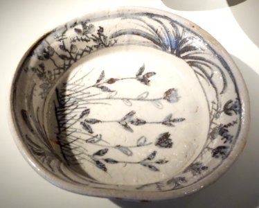 Large dish with plant design, Japan, Mino region, Gifu, approx. 1573-1615 AD, E-Shino ware, stoneware with iron-oxide decoraton under feldspathic glaze - Asian Art Museum of San Francisco - DSC01502