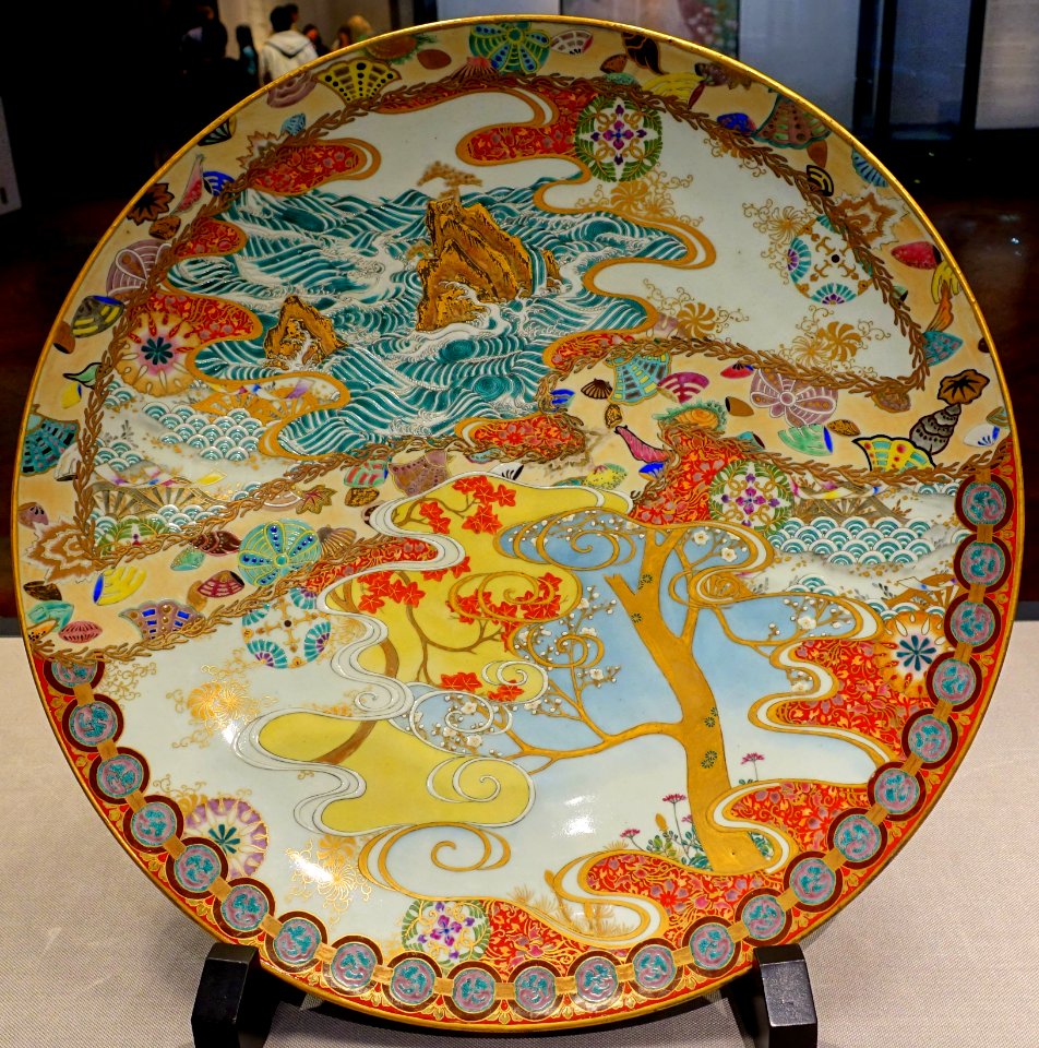 Large dish with rough waves, shellfish, autumn foliage, etc, by Tsuji Katsuzo, Koransha Company, c. 1877, ceramic - Tokyo National Museum - Tokyo, Japan - DSC09313