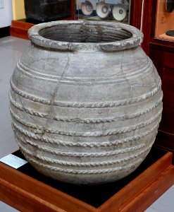 Large pottery jar, Nuzi, Yorghan Tepe, Iraq, Stratum IV, mid 2nd millenium BC - Harvard Semitic Museum - Cambridge, MA - DSC06410