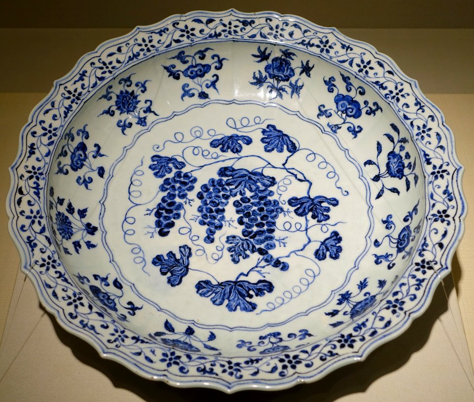 Large dish with grape vine design, China, Jingdezhen kiln, Ming dynasty, Yongle period, 1403-1424 AD, blue and white - Matsuoka Museum of Art - Tokyo, Japan - DSC07280