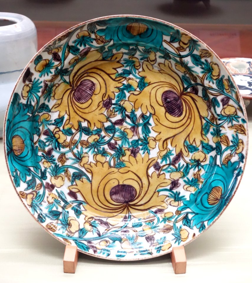 Large dish with peony scroll design, Imari ware, Kokutani gosai-de type, Edo period, 17th century, overglaze enamel - Tokyo National Museum - DSC06028