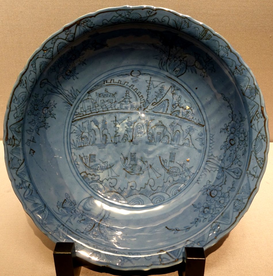 Large dish with foliate rim, Zhangzhou ware, China, Ming dynasty, 1600s AD, ceramic, lapis lapuli glaze, underglaze blue - Tokyo National Museum - Tokyo, Japan - DSC08355