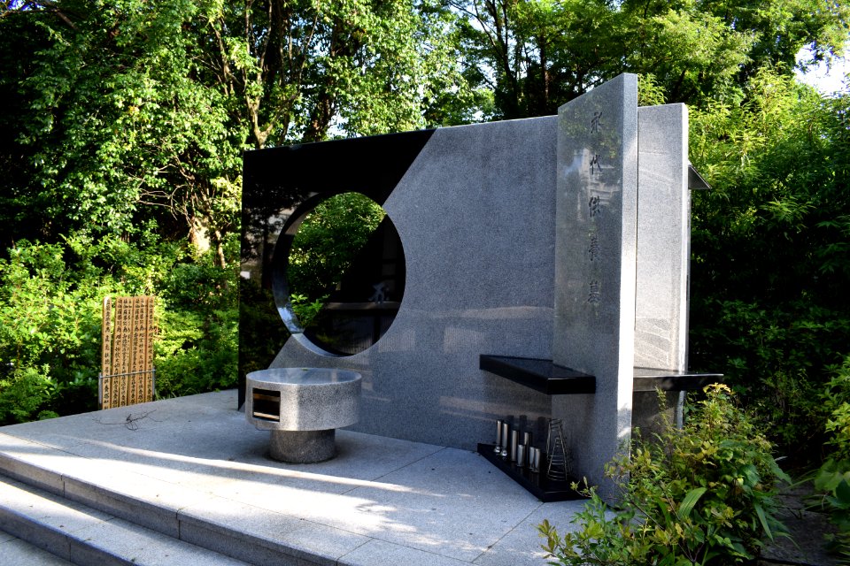 Large monument in Kensoji