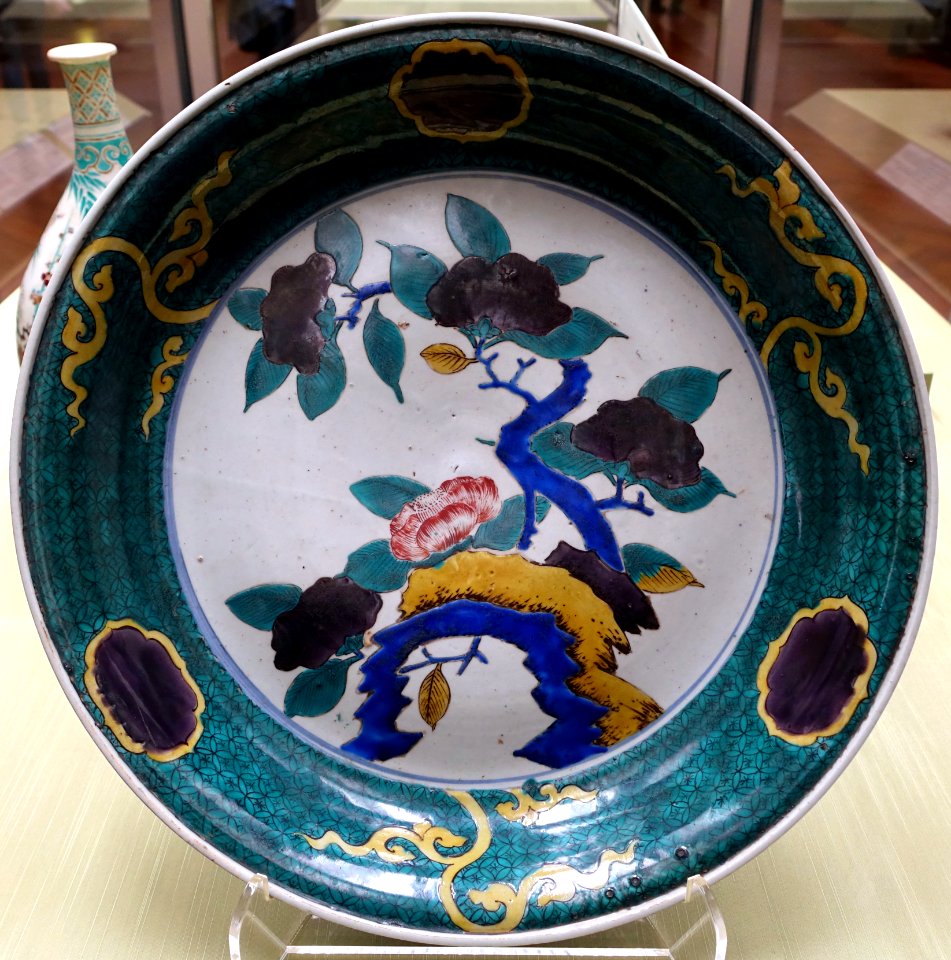 Large dish with camellia design, Imari ware, Edo period, 1600s AD, porcelain, overglaze enamel - Tokyo National Museum - Tokyo, Japan - DSC09464