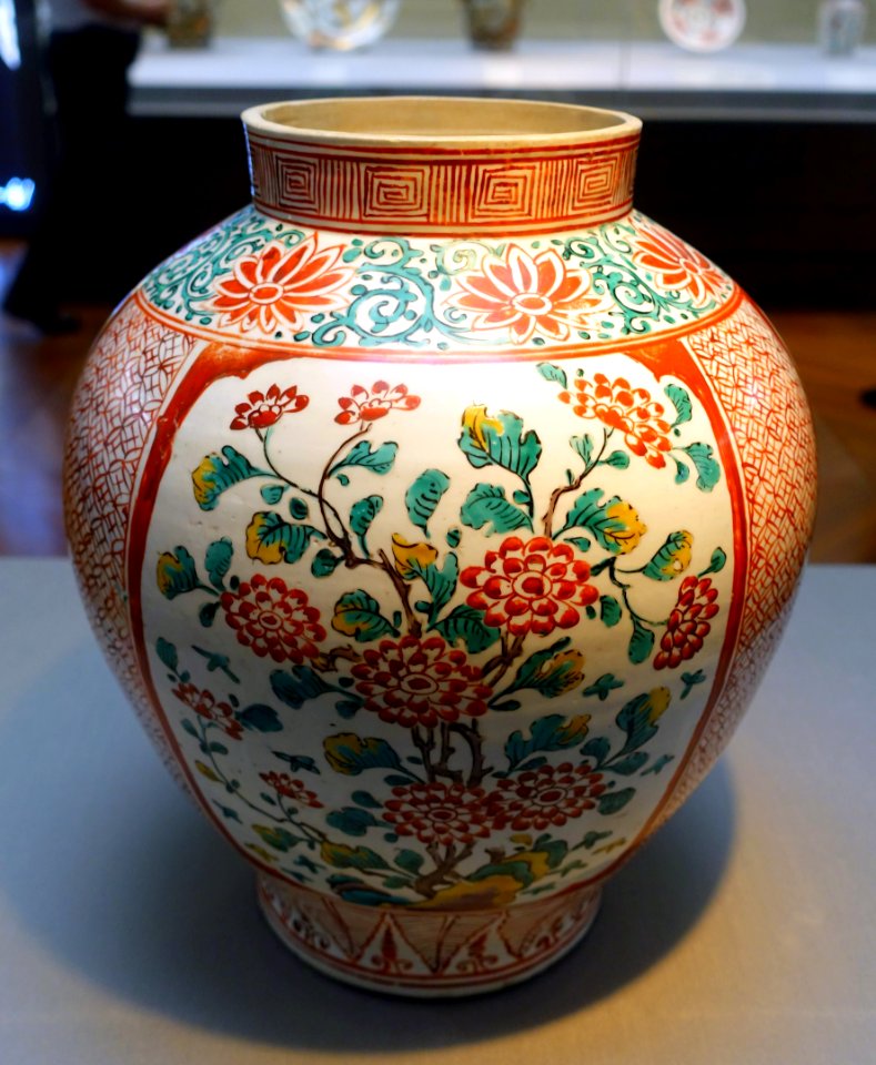 Large jar with flowering plant design, Imari ware, Kakiemon type, Edo period, 1600s AD, porcelain, overglaze enamel - Tokyo National Museum - Ueno Park, Tokyo, Japan - DSC08959