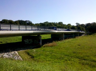 Lauersche Brücke bzw. Bauwerk 8 die S 46 über das Elsterhochflutbett führend -Dreiviertelsicht- im August 2017a