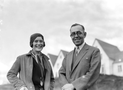Laugarvatn De journaliste Anita Joachim tezamen met de IJslandse parlementarie…, Bestanddeelnr 190-0368