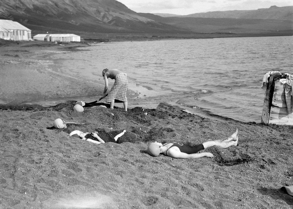 Laugarvatn Meisje begraaft andere meisjes onder warme vulkanische as aan de oev, Bestanddeelnr 190-0366